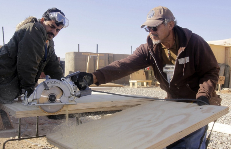 charpentier-LA ROCHETTE-min_men_working_construction_sawing_wood_building_marines_workers_equipment-1064481