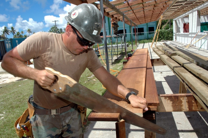 charpentier-LA ROCHETTE-min_worker_construction_building_carpenter_male_job_build_helmet-893290